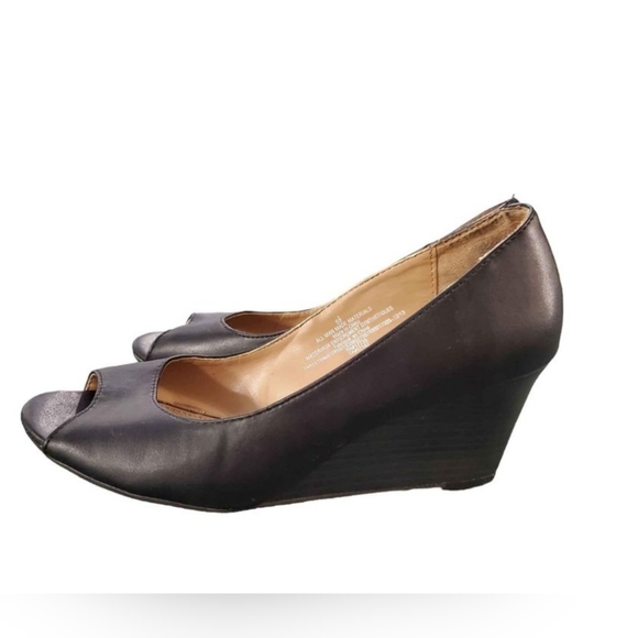 Merona Womans 5½ Black Faux Leather Peep Toe Wedge Heel Pumps Classic - Picture 2 of 9